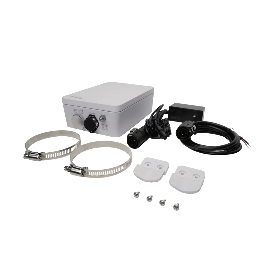 RAK7267 WisGate Soho Pro: Kompaktes Outdoor-LoRaWAN-Gateway (IP67) mit LTE, WLAN und GPS, plus Kabel, Schlauchschellen, Montagehalterungen und Schrauben – alles für IoT-Projekte auf weißem Hintergrund dargestellt.