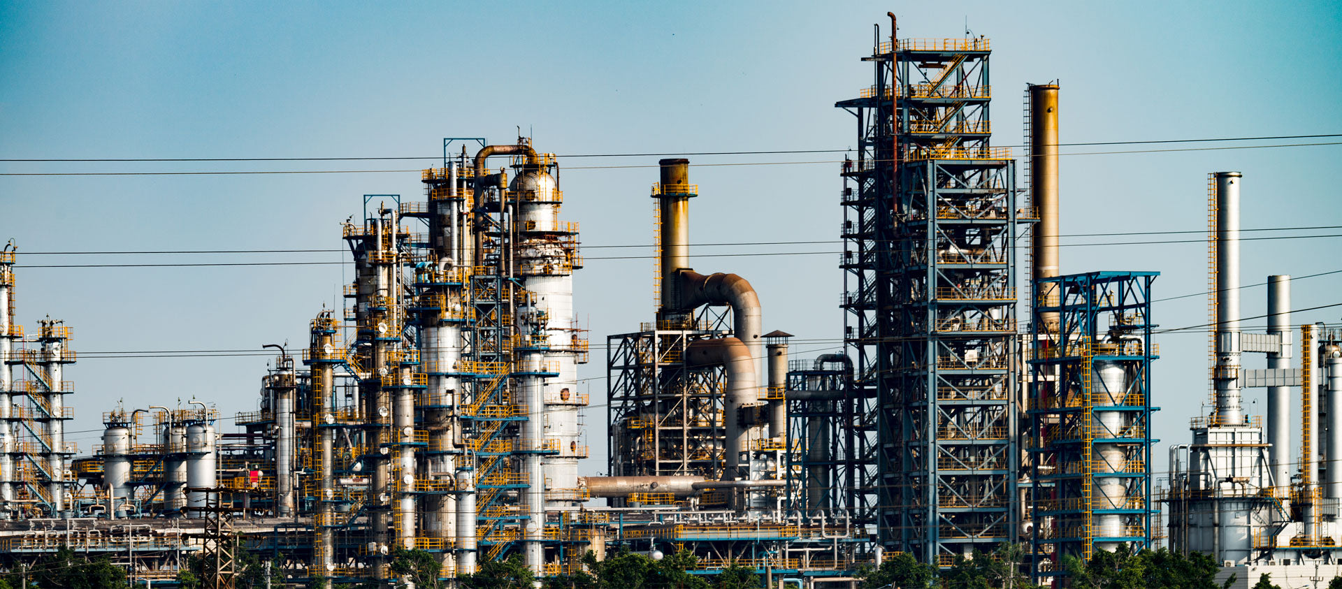 Außenaufnahme einer Chemie-Fabrik. Die Architektur ist sehr speziell. Das Gelände besitzt viele Kühltürme und Rohre.