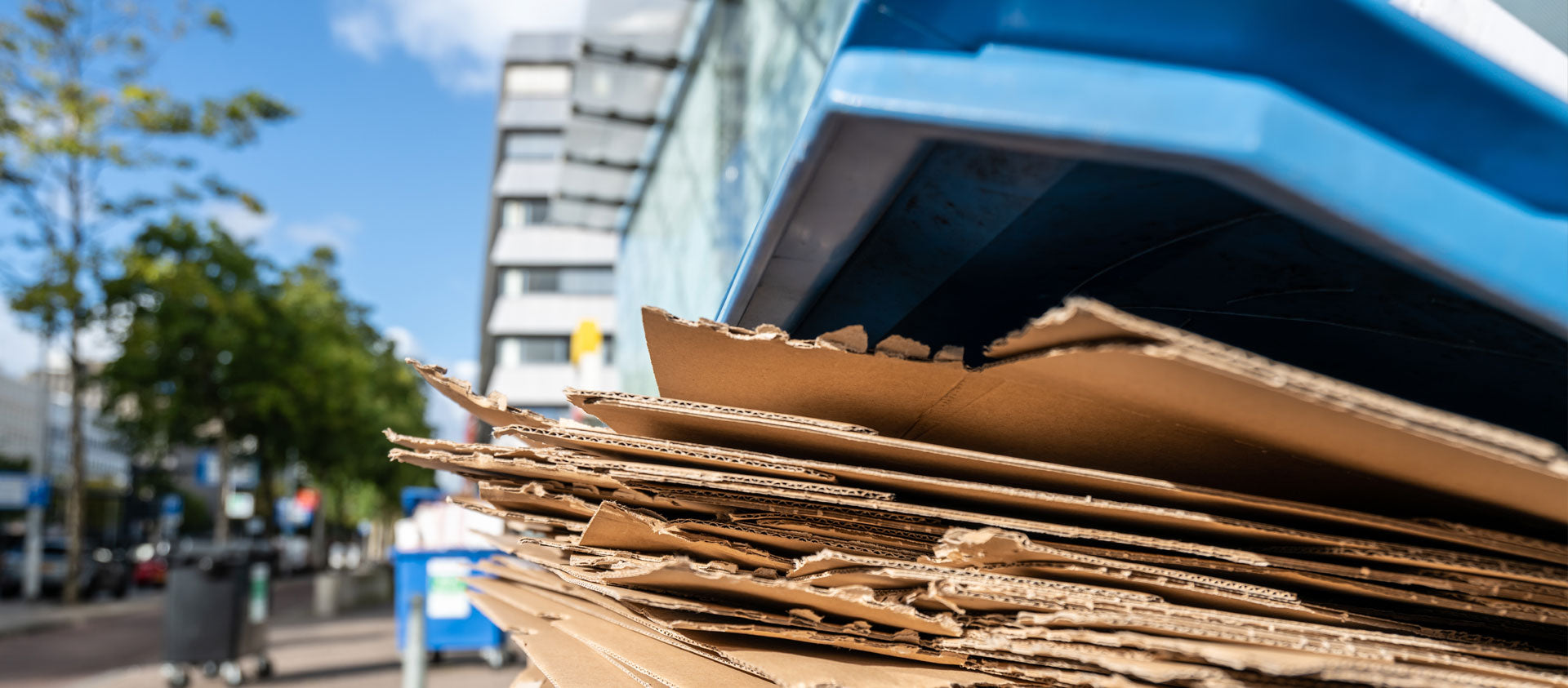 Eine Papiermülltonne an einer Straße in der Stadt