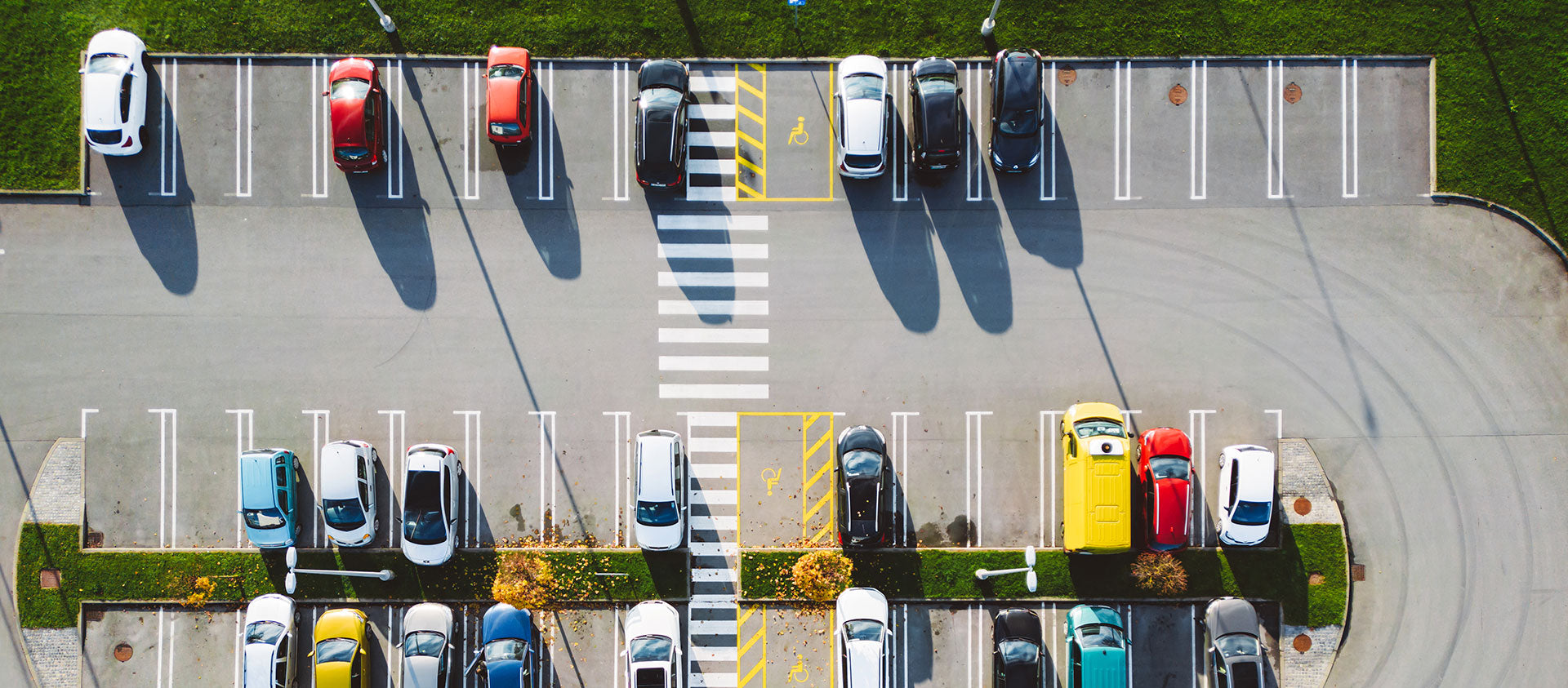 Ein Parkplatz mit Autos aus der Vogelperspektive